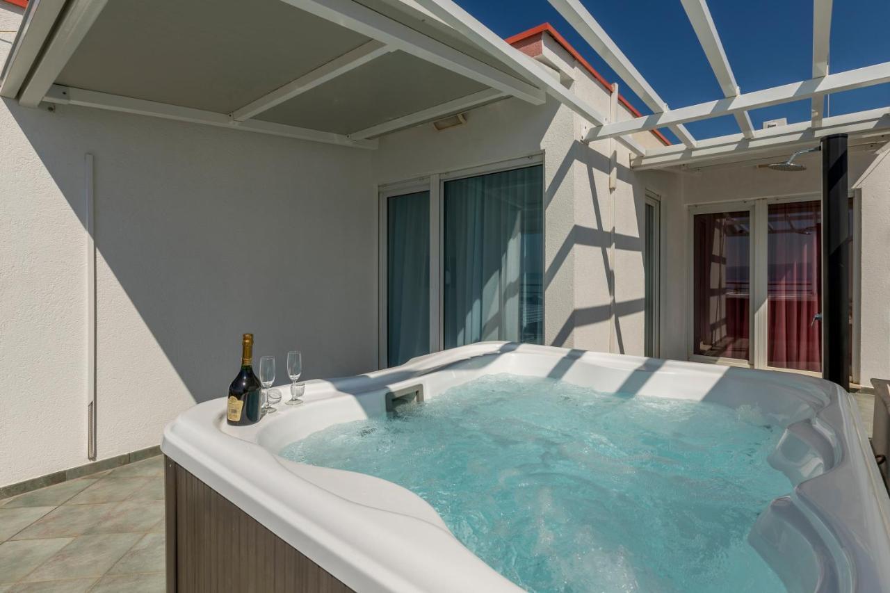 Seaside Penthouse With Hot Tub Sky Living Apartamento Split Exterior foto